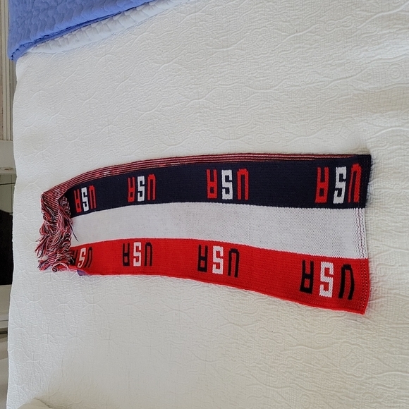 USA Vintage Red White and Blue Scarf by Knitmakers - Picture 2 of 5